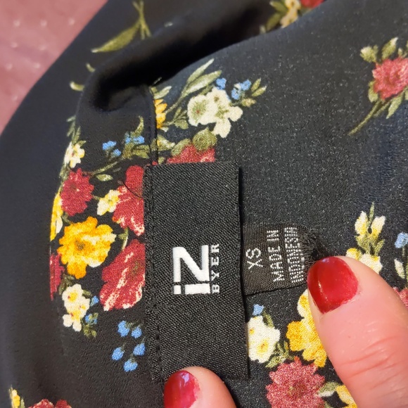 Women's Black/Floral Button Down Top with Cropped Front - Picture 2 of 7
